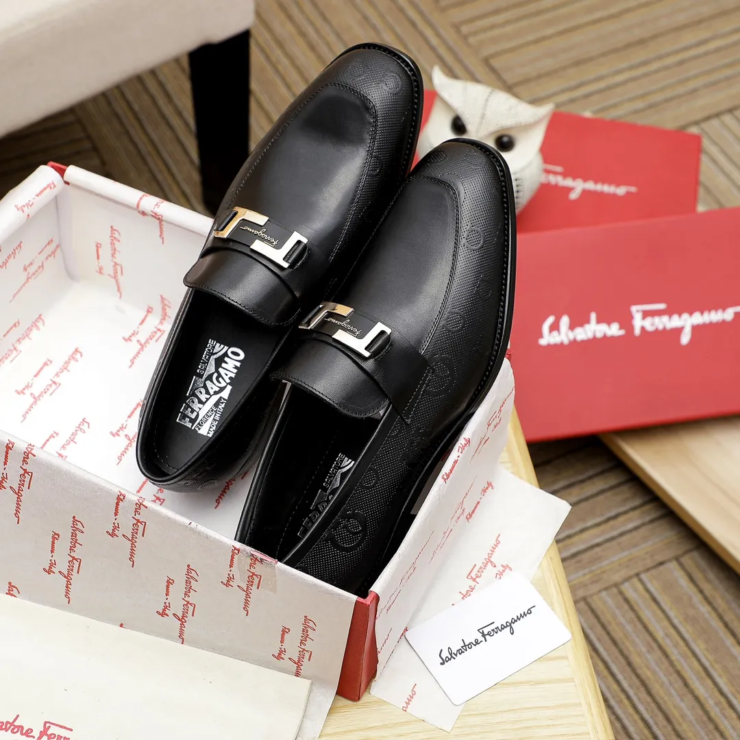 Factory price 460 🔥Ferragamo's new men's casual slip-on shoes🇨🇳Official website original 1:1 mold opening, original quality💯Fine workmanship, high-end luxury☘The upper is made of imported Italian first-layer cowhide🌴Water-dyed🐂Leather lining🍓Rubber wear-resistant and non-slip outsole, breathable and comfortable to wear🍍The first choice for high-grade men, black is optional! Code number 38-44 (45.46. Can be customized)